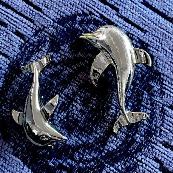 Pair of silver frolicking dolphin pins by Gerry - Picture 1 of 7